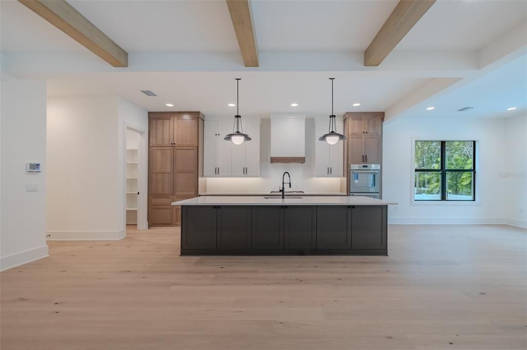 Под контрактом: $2,149,000 (5 спален, 4 ванн, 4152 Квадратных фут)