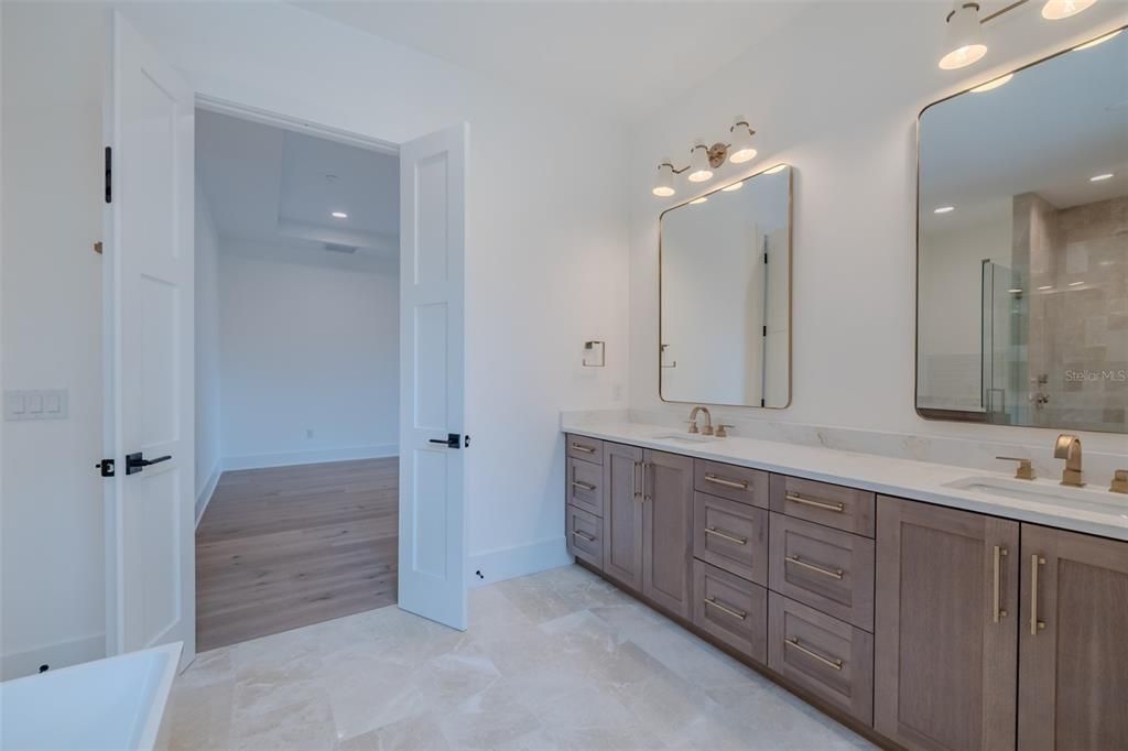 Под контрактом: $2,149,000 (5 спален, 4 ванн, 4152 Квадратных фут)