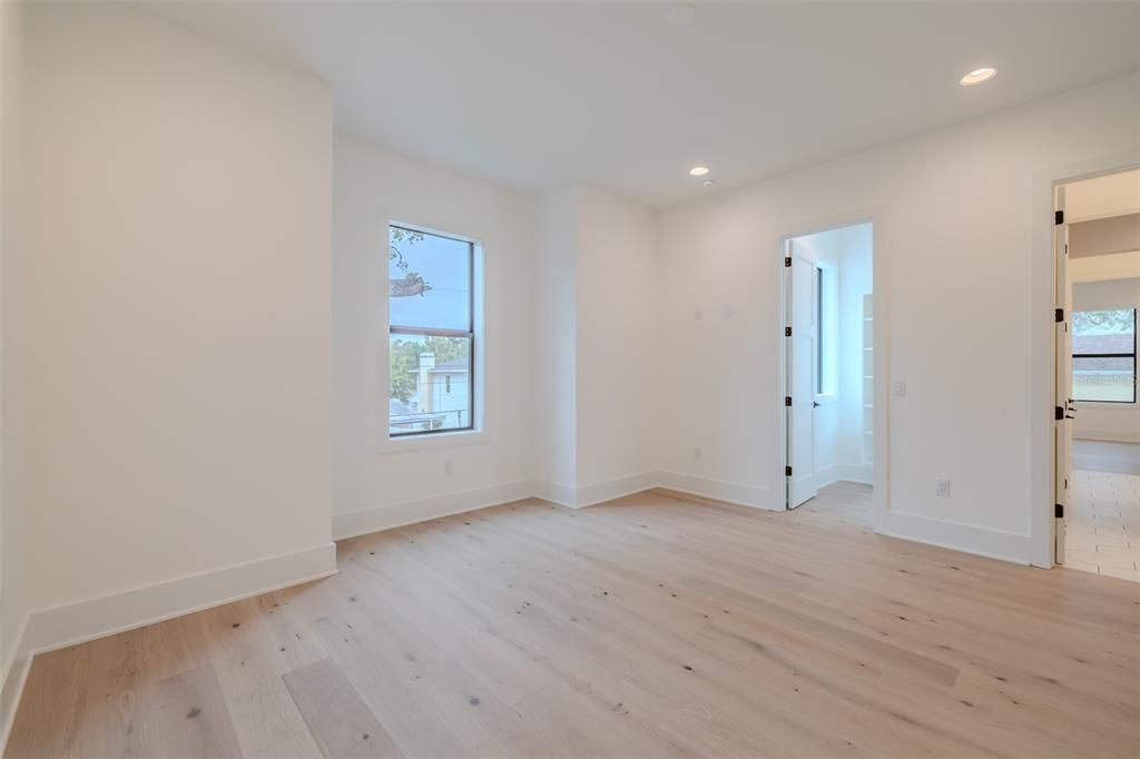 Под контрактом: $2,149,000 (5 спален, 4 ванн, 4152 Квадратных фут)