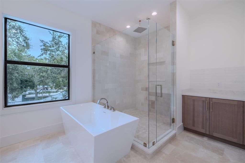 Под контрактом: $2,149,000 (5 спален, 4 ванн, 4152 Квадратных фут)