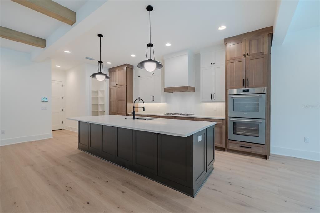 Под контрактом: $2,149,000 (5 спален, 4 ванн, 4152 Квадратных фут)