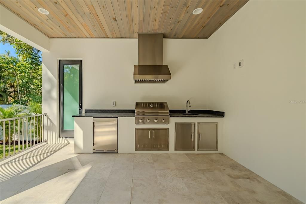 Под контрактом: $2,149,000 (5 спален, 4 ванн, 4152 Квадратных фут)