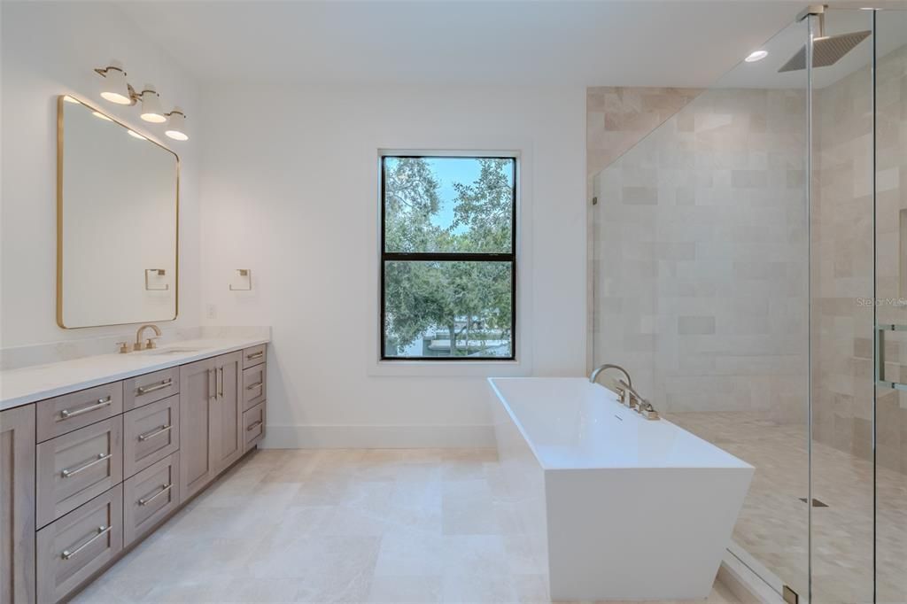 Под контрактом: $2,149,000 (5 спален, 4 ванн, 4152 Квадратных фут)