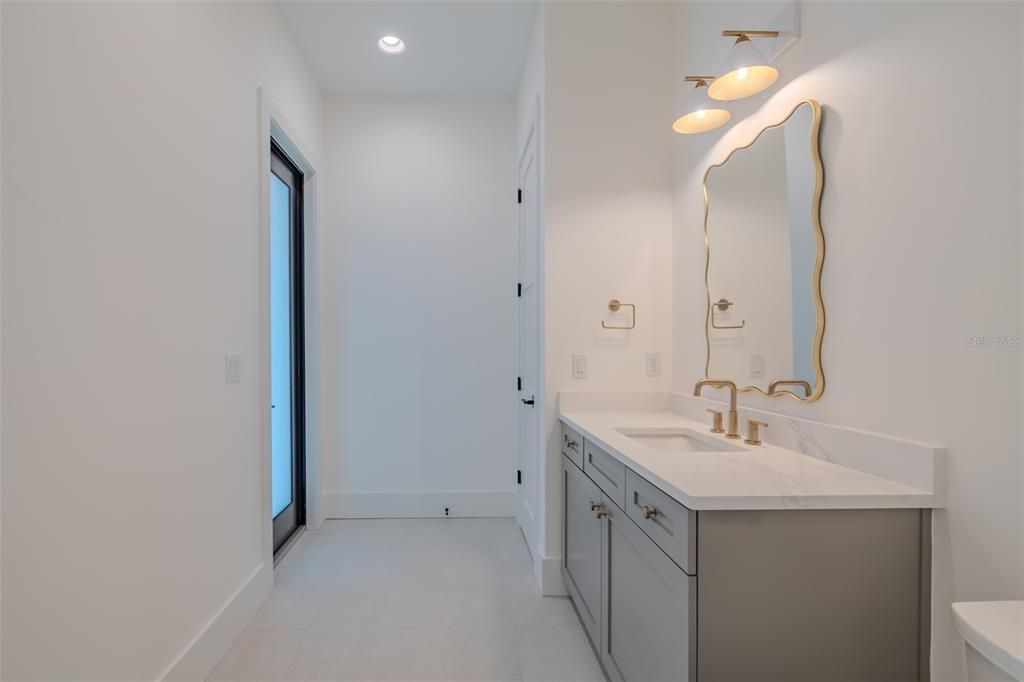 Под контрактом: $2,149,000 (5 спален, 4 ванн, 4152 Квадратных фут)