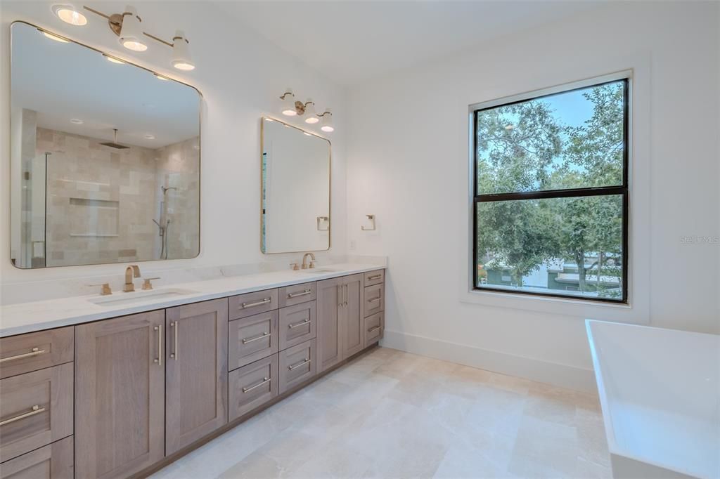 Под контрактом: $2,149,000 (5 спален, 4 ванн, 4152 Квадратных фут)