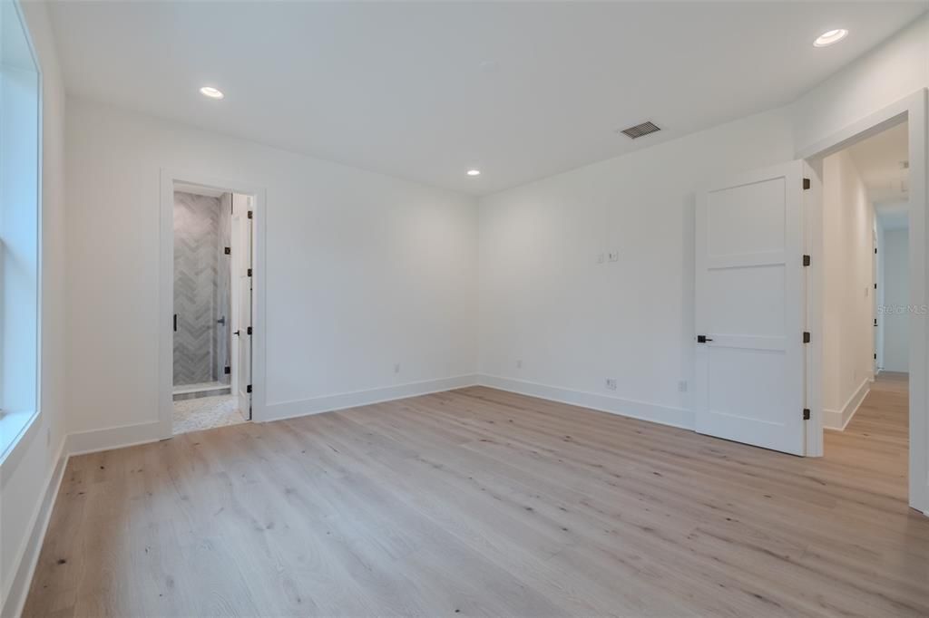 Под контрактом: $2,149,000 (5 спален, 4 ванн, 4152 Квадратных фут)