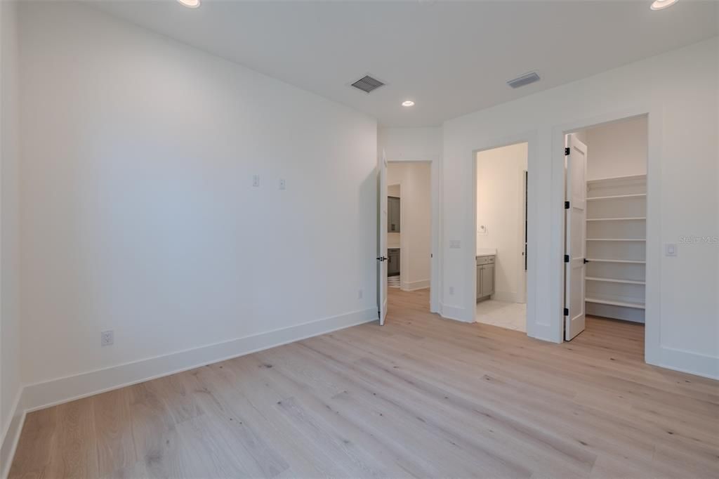 Под контрактом: $2,149,000 (5 спален, 4 ванн, 4152 Квадратных фут)