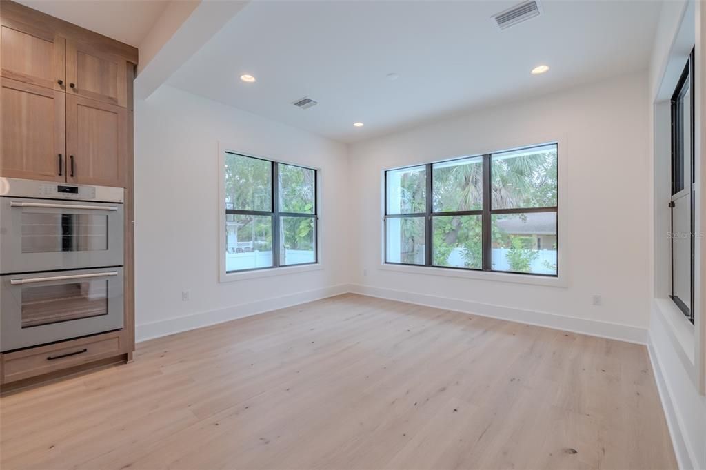 Под контрактом: $2,149,000 (5 спален, 4 ванн, 4152 Квадратных фут)