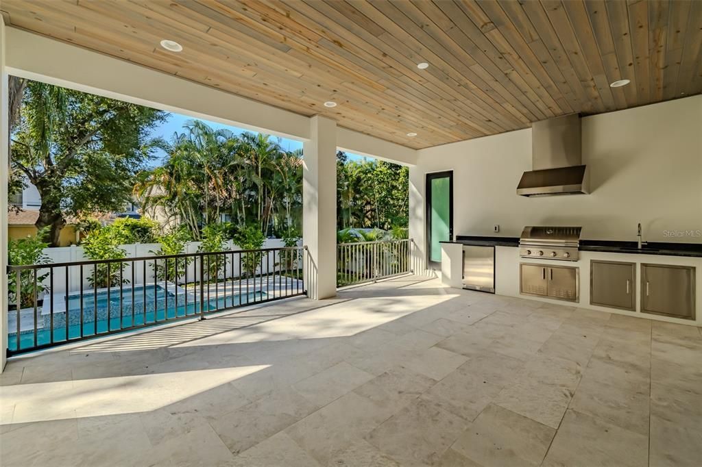 Под контрактом: $2,149,000 (5 спален, 4 ванн, 4152 Квадратных фут)