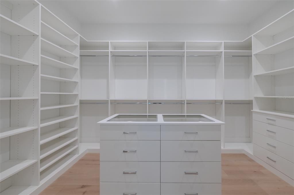 Под контрактом: $2,149,000 (5 спален, 4 ванн, 4152 Квадратных фут)