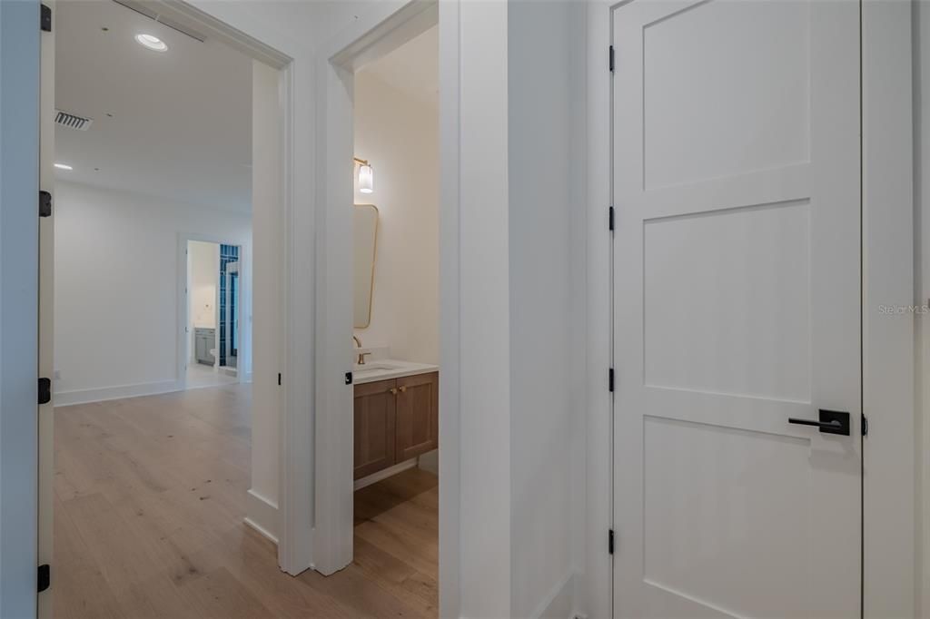 Под контрактом: $2,149,000 (5 спален, 4 ванн, 4152 Квадратных фут)