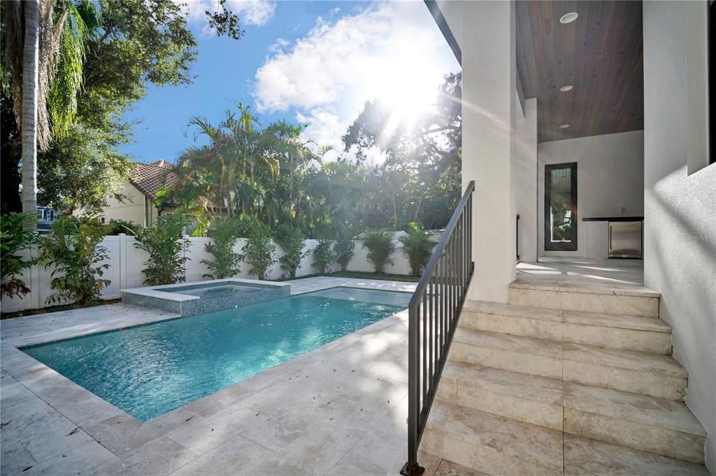 Под контрактом: $2,149,000 (5 спален, 4 ванн, 4152 Квадратных фут)