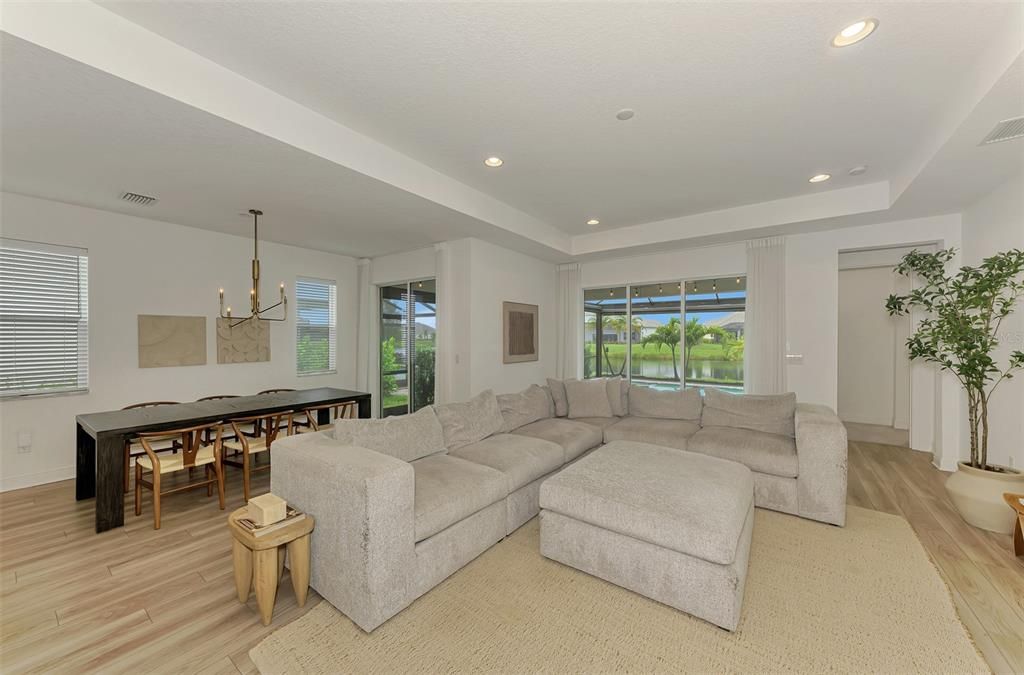 合同活跃: $700,000 (3 贝兹, 2 浴室, 2336 平方英尺)