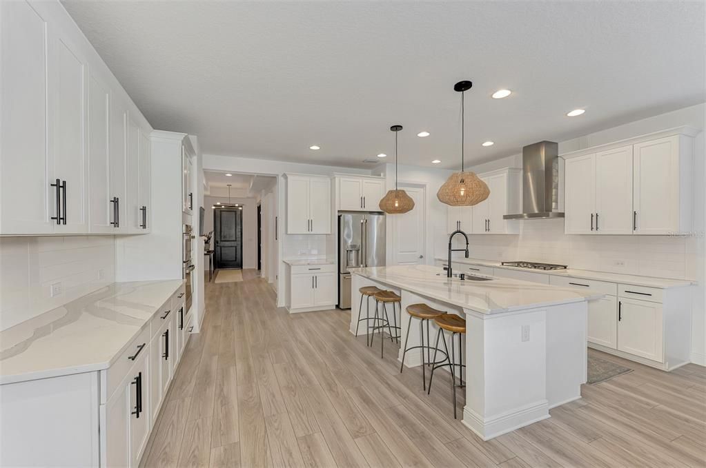 合同活跃: $700,000 (3 贝兹, 2 浴室, 2336 平方英尺)