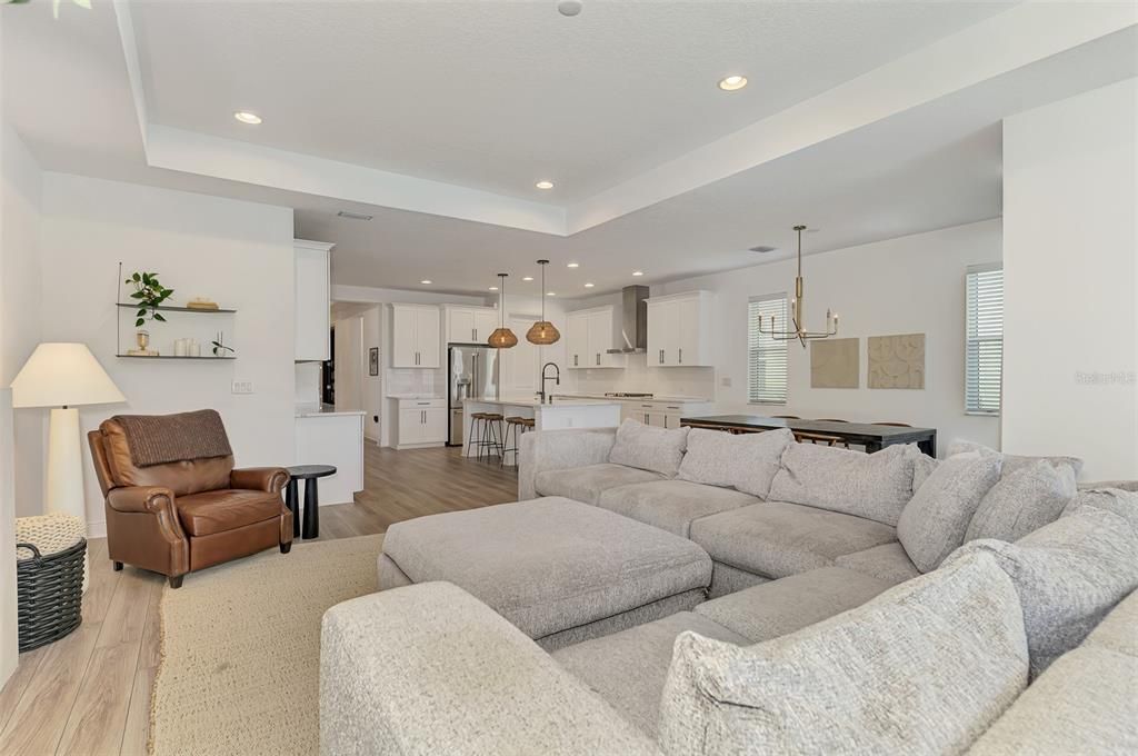 合同活跃: $700,000 (3 贝兹, 2 浴室, 2336 平方英尺)