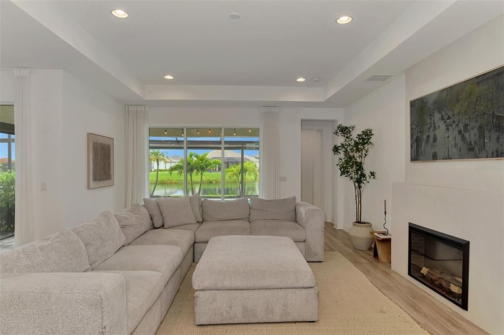 合同活跃: $700,000 (3 贝兹, 2 浴室, 2336 平方英尺)