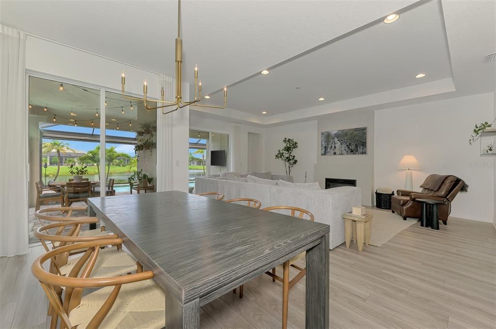 合同活跃: $700,000 (3 贝兹, 2 浴室, 2336 平方英尺)