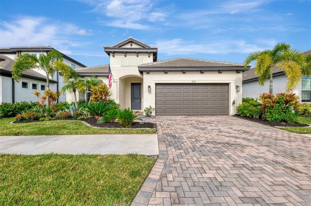 合同活跃: $700,000 (3 贝兹, 2 浴室, 2336 平方英尺)