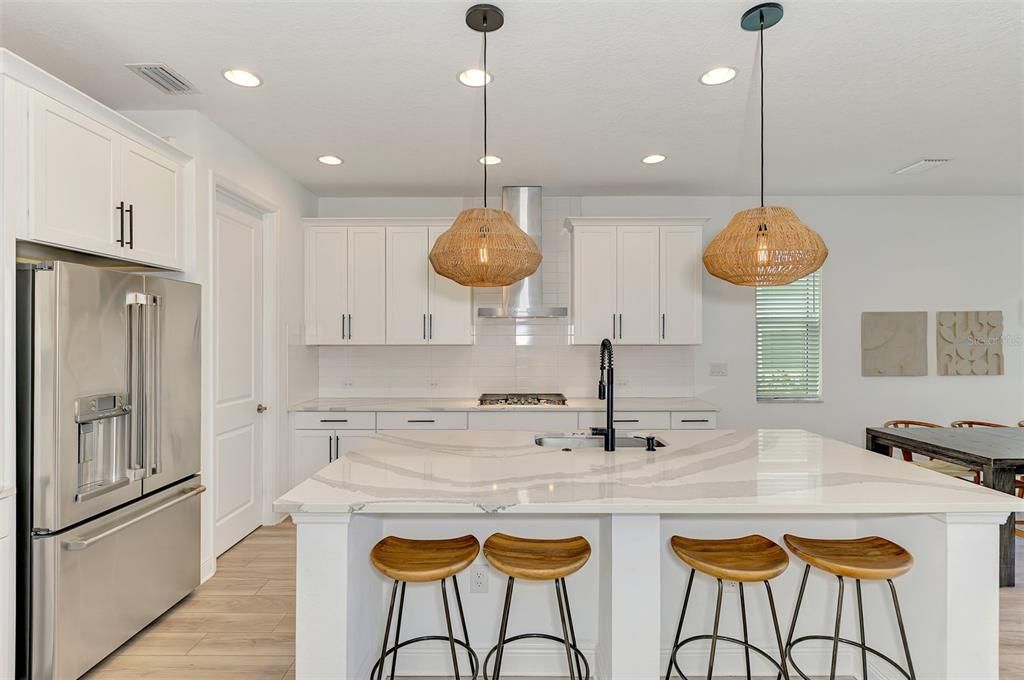 合同活跃: $700,000 (3 贝兹, 2 浴室, 2336 平方英尺)