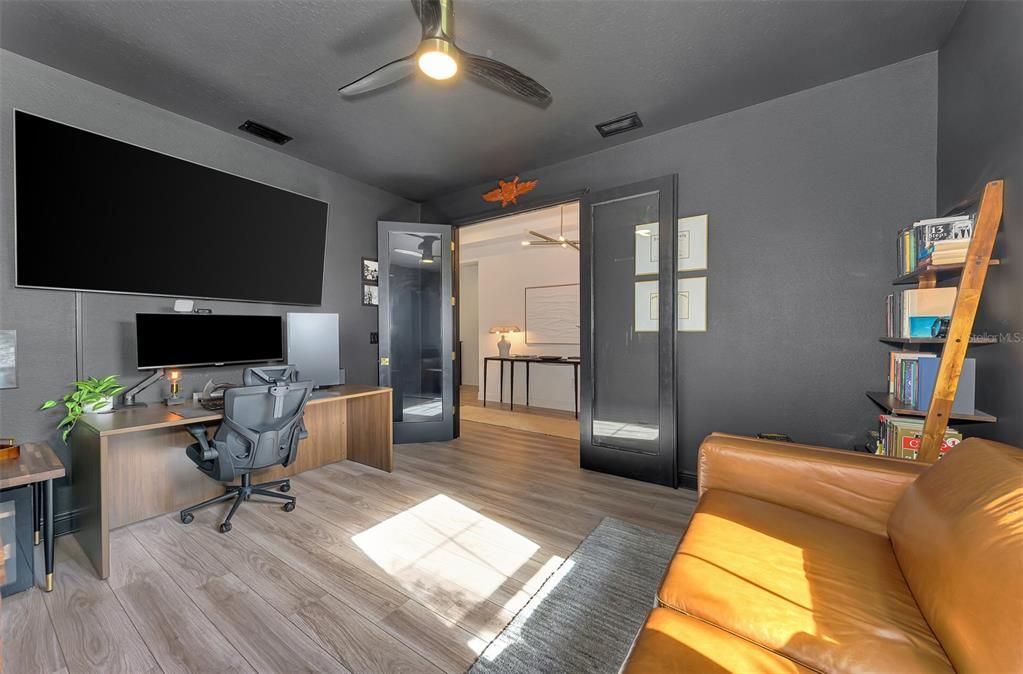 合同活跃: $700,000 (3 贝兹, 2 浴室, 2336 平方英尺)