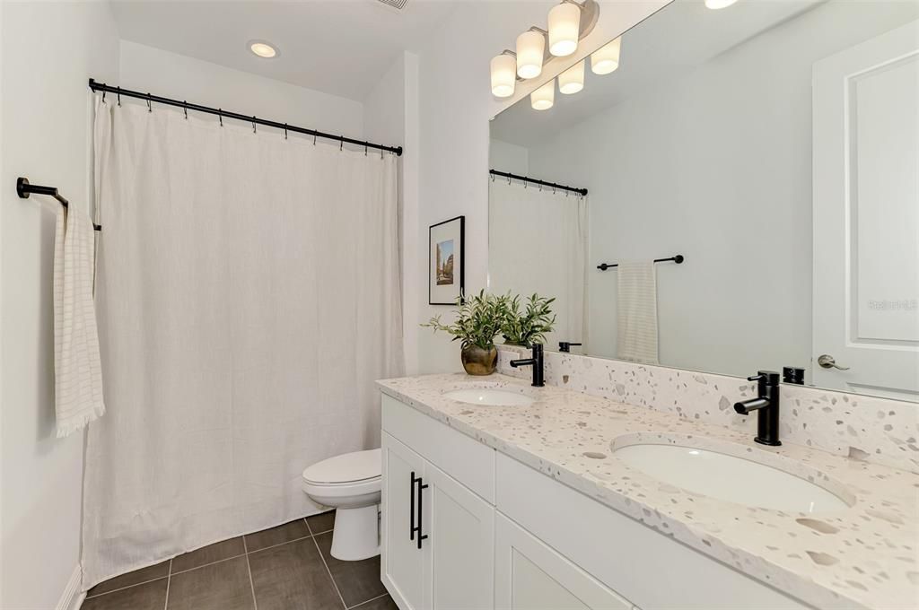 合同活跃: $700,000 (3 贝兹, 2 浴室, 2336 平方英尺)