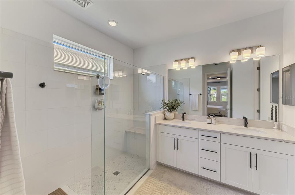 合同活跃: $700,000 (3 贝兹, 2 浴室, 2336 平方英尺)