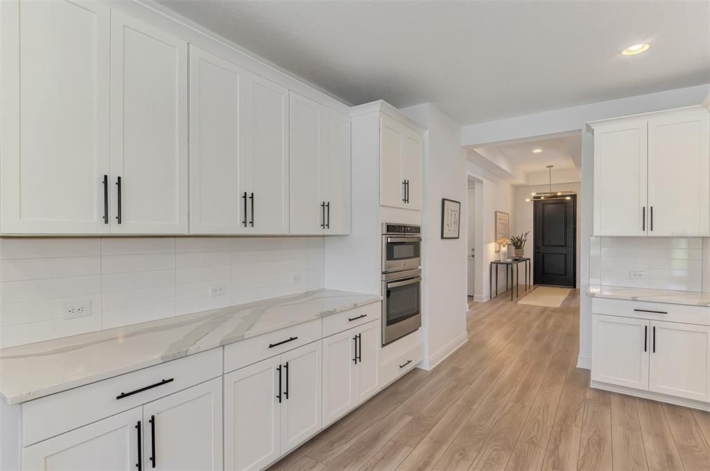 合同活跃: $700,000 (3 贝兹, 2 浴室, 2336 平方英尺)