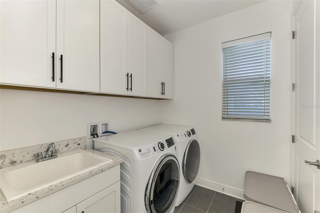 合同活跃: $700,000 (3 贝兹, 2 浴室, 2336 平方英尺)