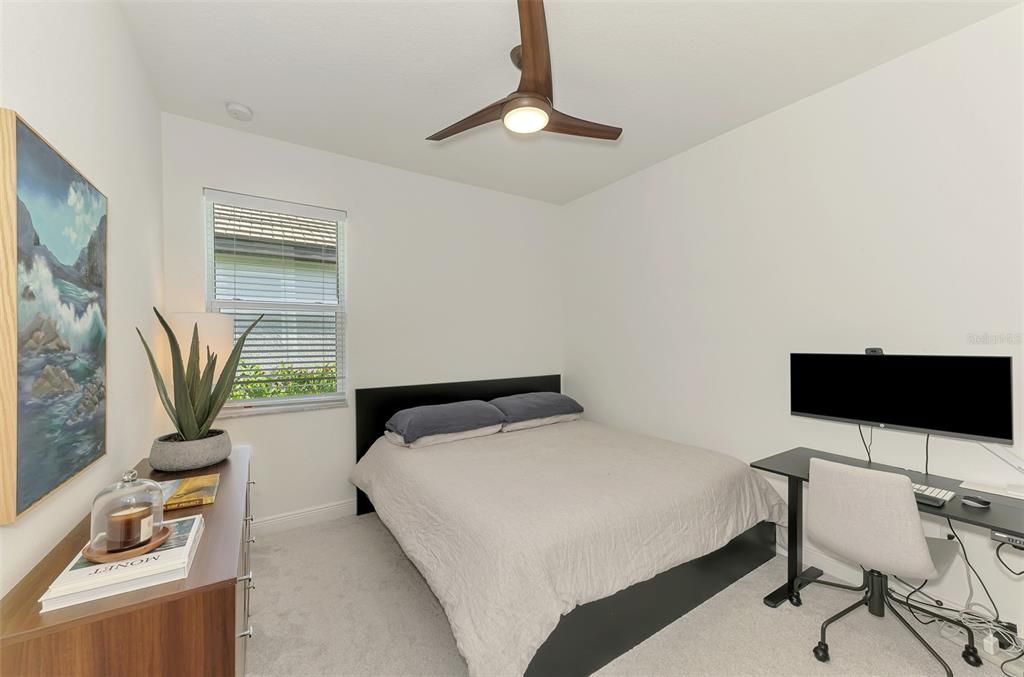 合同活跃: $700,000 (3 贝兹, 2 浴室, 2336 平方英尺)