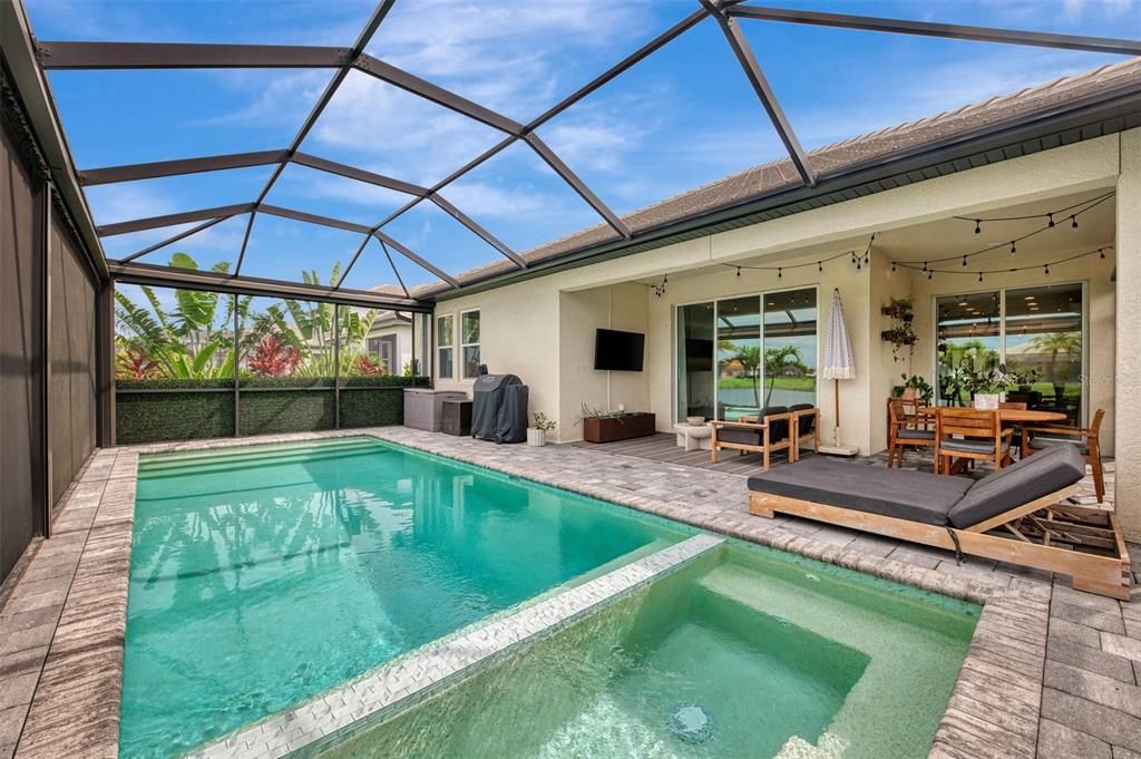 合同活跃: $700,000 (3 贝兹, 2 浴室, 2336 平方英尺)