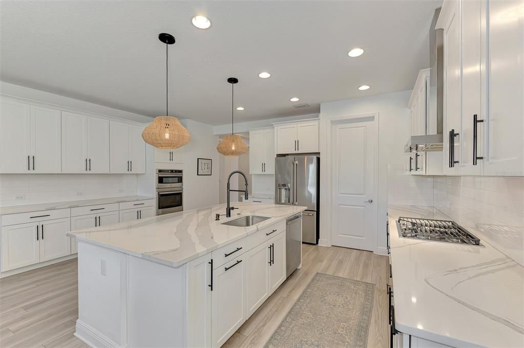 合同活跃: $700,000 (3 贝兹, 2 浴室, 2336 平方英尺)