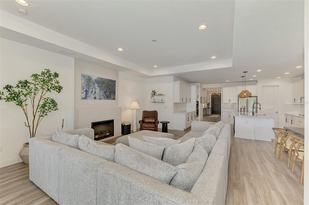 合同活跃: $700,000 (3 贝兹, 2 浴室, 2336 平方英尺)