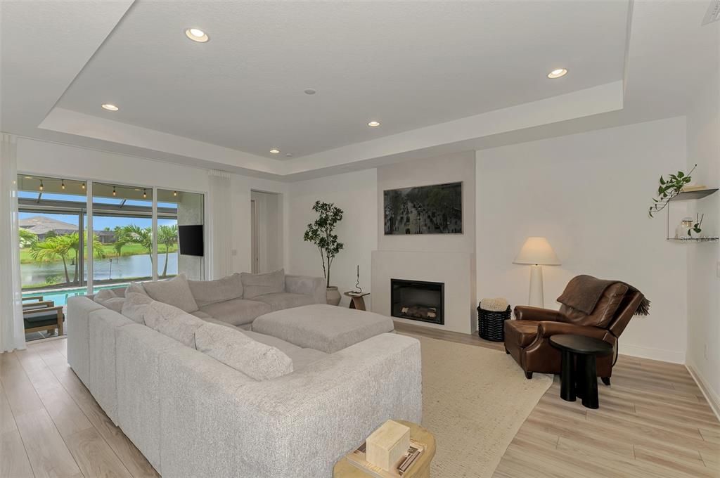 合同活跃: $700,000 (3 贝兹, 2 浴室, 2336 平方英尺)