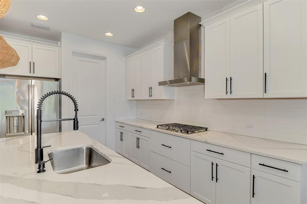 合同活跃: $700,000 (3 贝兹, 2 浴室, 2336 平方英尺)