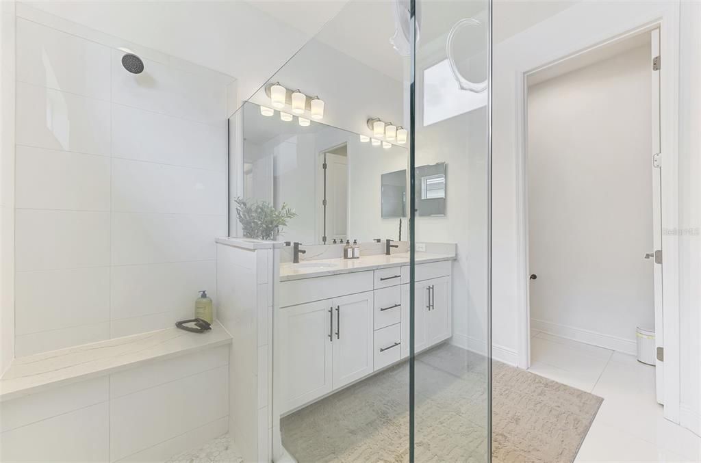 合同活跃: $700,000 (3 贝兹, 2 浴室, 2336 平方英尺)