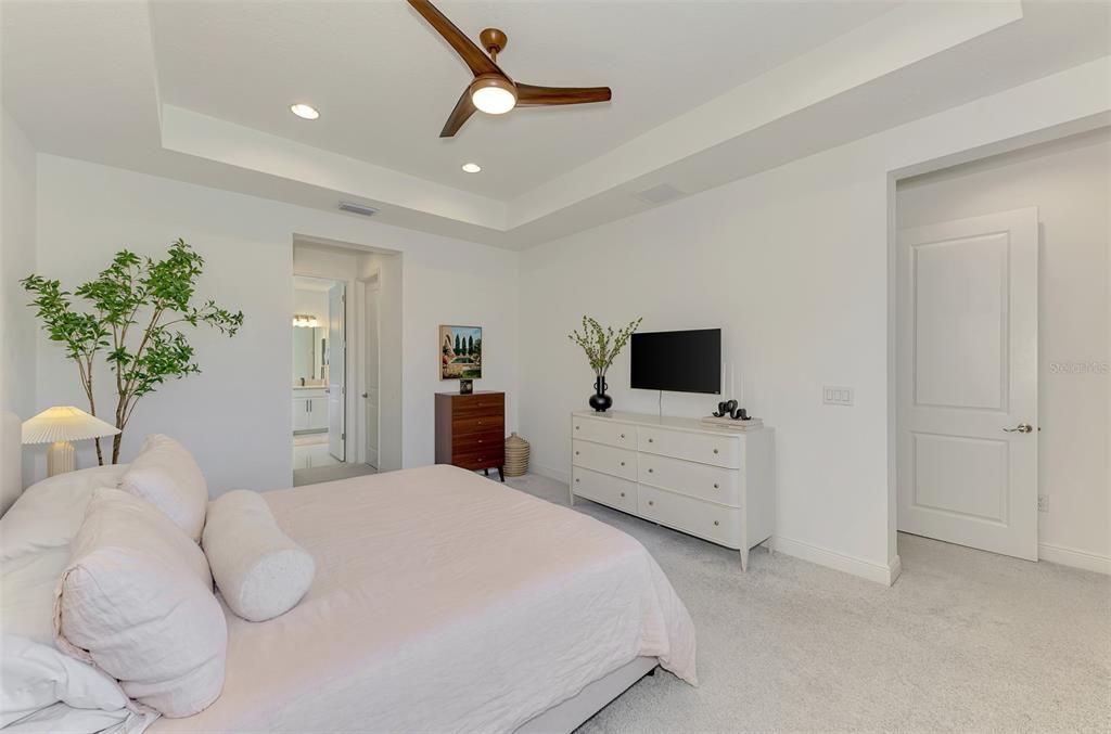 合同活跃: $700,000 (3 贝兹, 2 浴室, 2336 平方英尺)