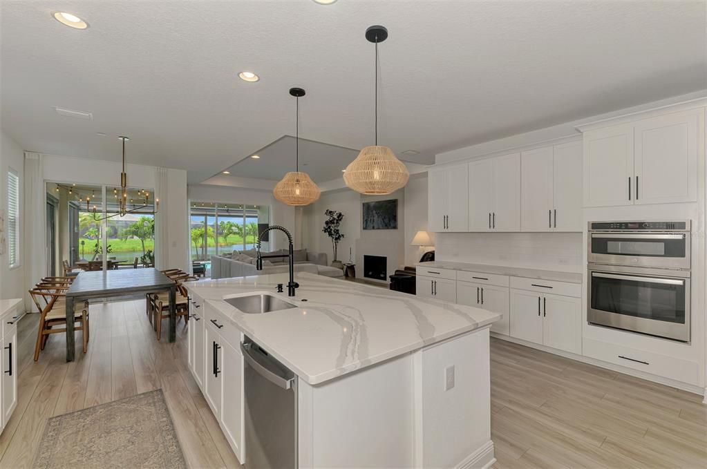 合同活跃: $700,000 (3 贝兹, 2 浴室, 2336 平方英尺)