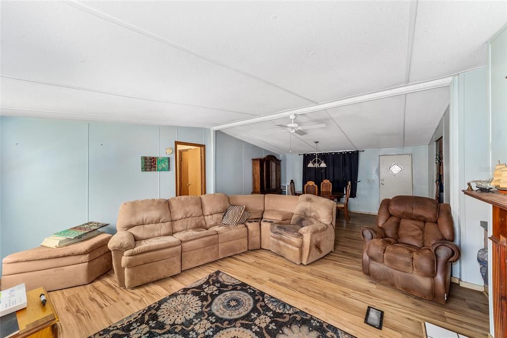 Под контрактом: $188,000 (3 спален, 2 ванн, 1560 Квадратных фут)