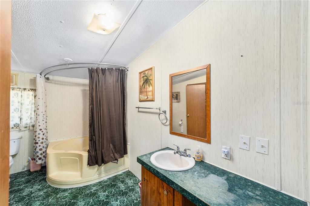 Под контрактом: $188,000 (3 спален, 2 ванн, 1560 Квадратных фут)