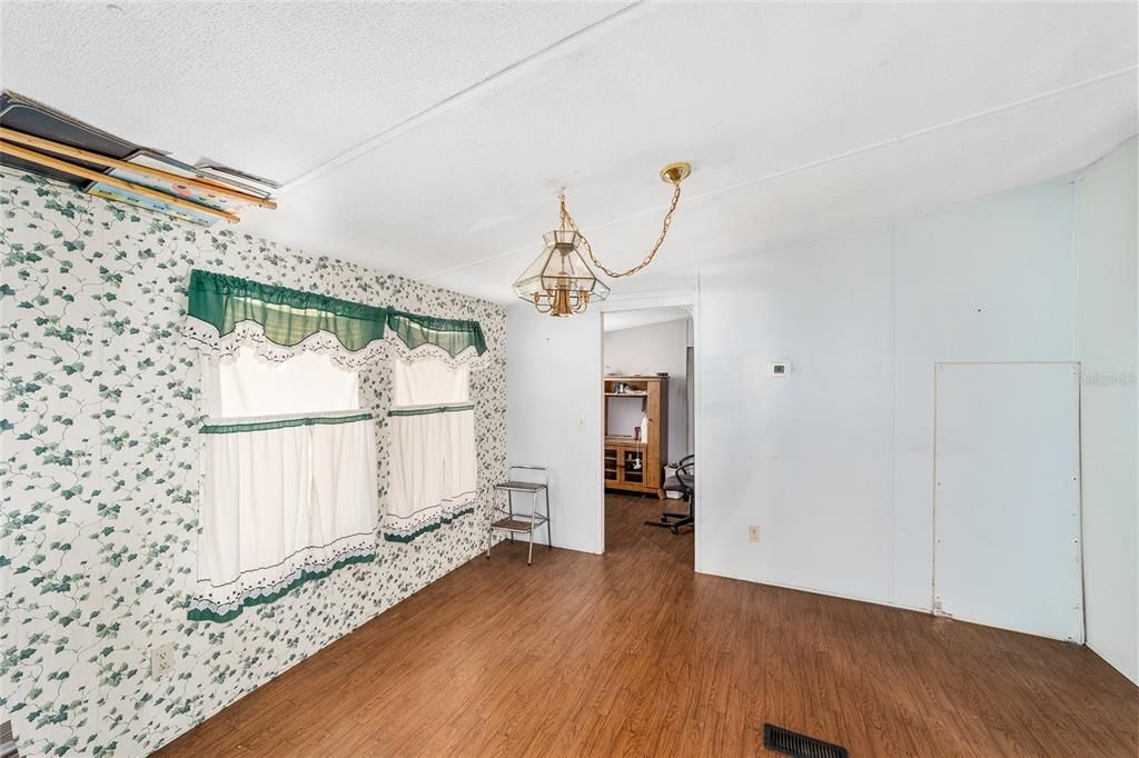 Под контрактом: $188,000 (3 спален, 2 ванн, 1560 Квадратных фут)