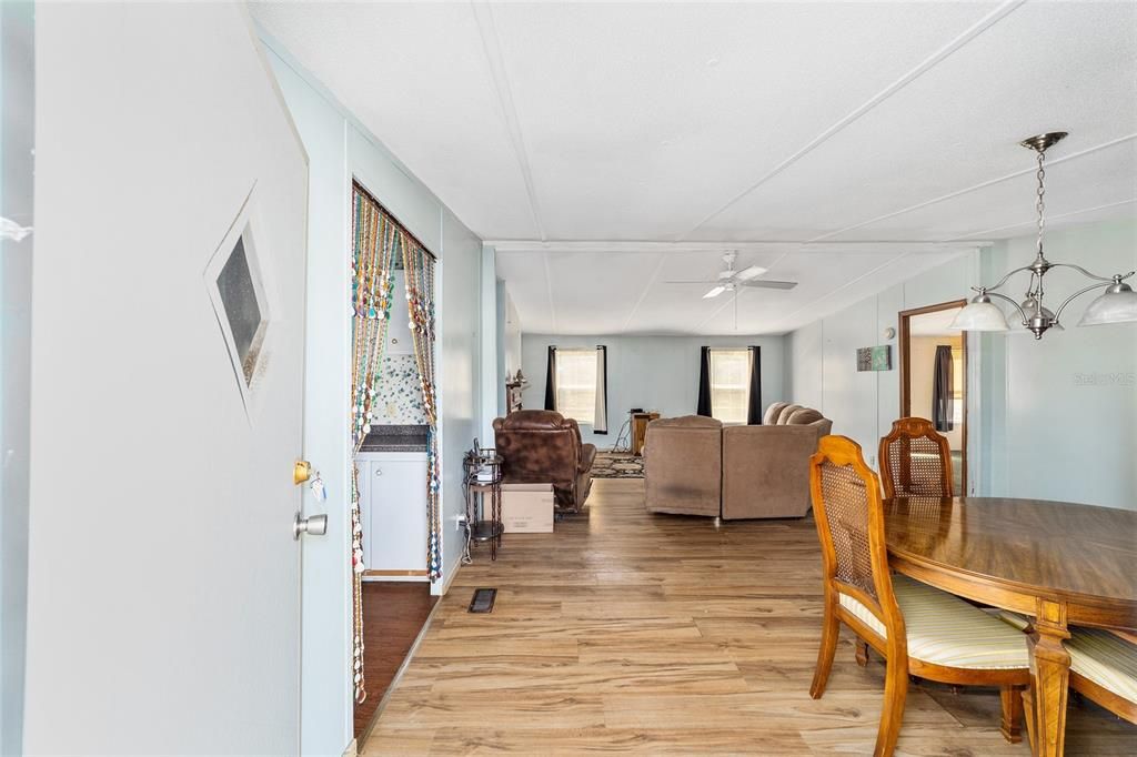 Под контрактом: $188,000 (3 спален, 2 ванн, 1560 Квадратных фут)