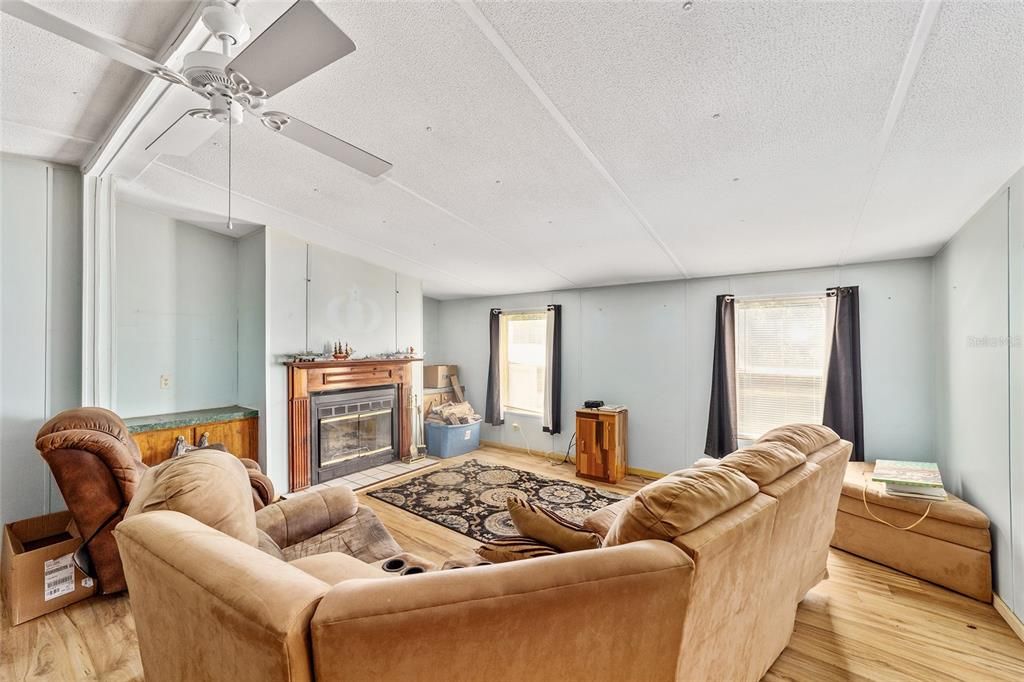 Под контрактом: $188,000 (3 спален, 2 ванн, 1560 Квадратных фут)