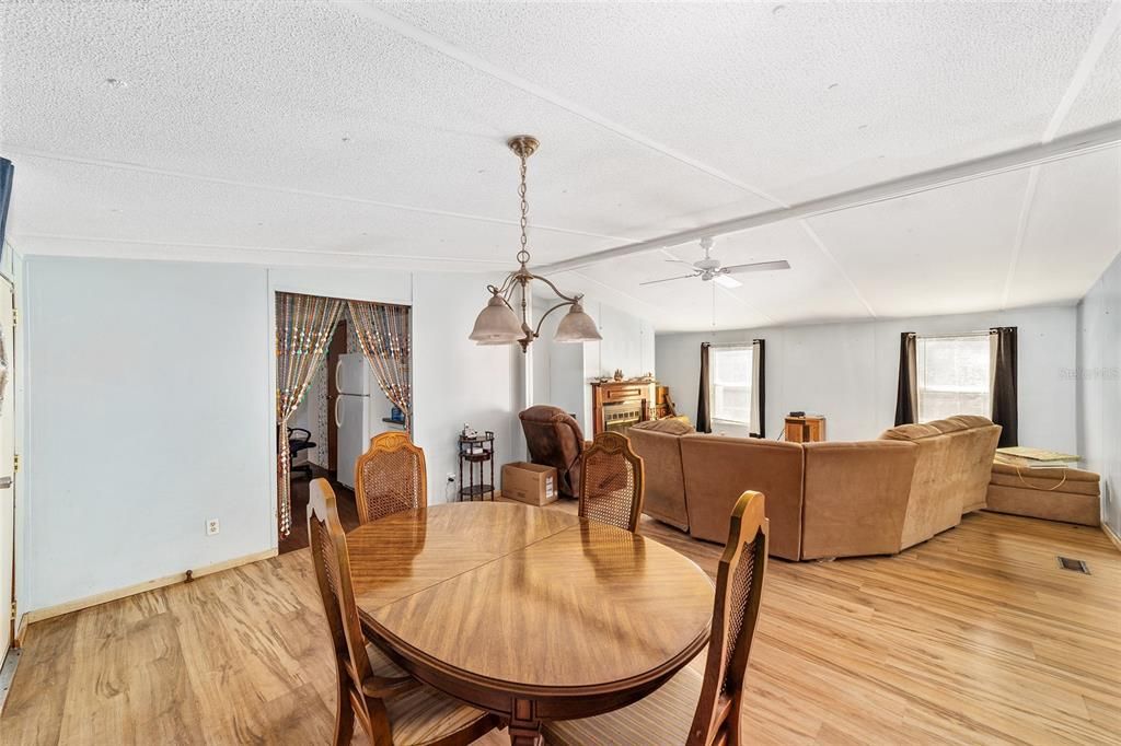 Под контрактом: $188,000 (3 спален, 2 ванн, 1560 Квадратных фут)