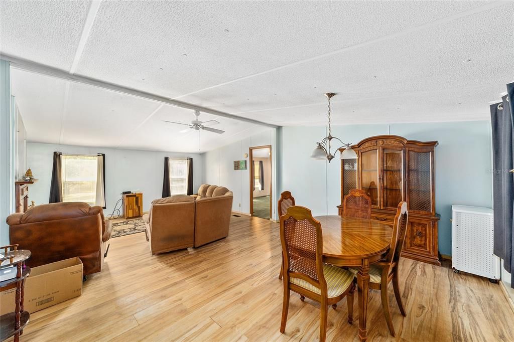 Под контрактом: $188,000 (3 спален, 2 ванн, 1560 Квадратных фут)