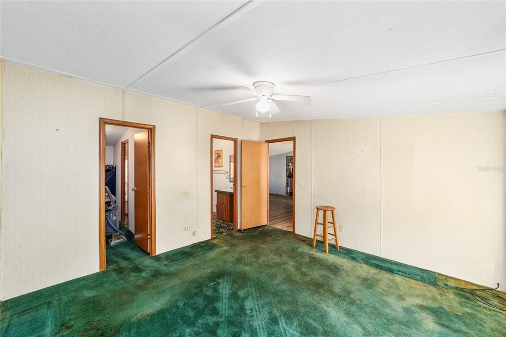 Под контрактом: $188,000 (3 спален, 2 ванн, 1560 Квадратных фут)