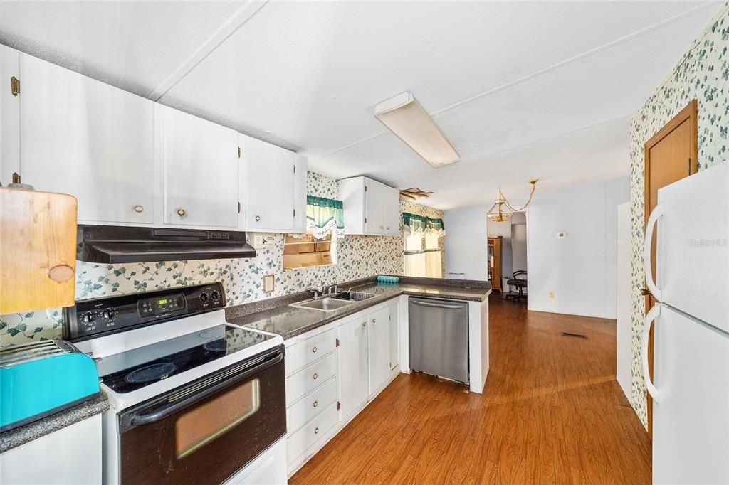 Под контрактом: $188,000 (3 спален, 2 ванн, 1560 Квадратных фут)