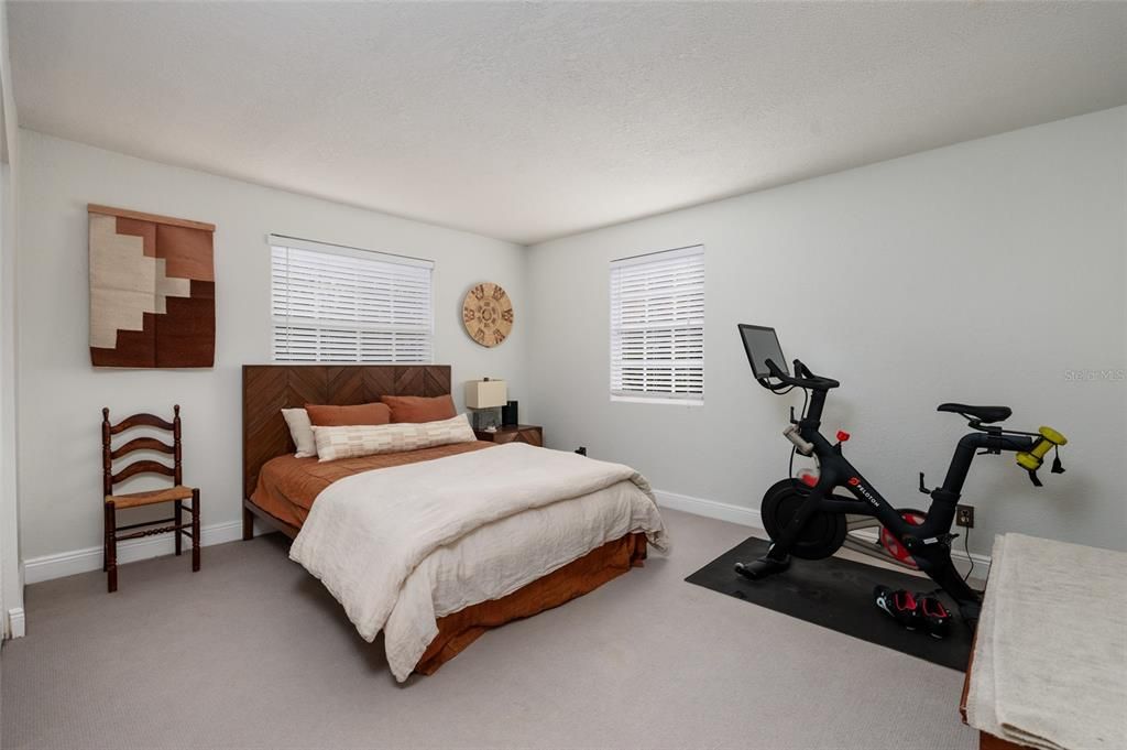 Под контрактом: $1,469,000 (4 спален, 2 ванн, 2304 Квадратных фут)