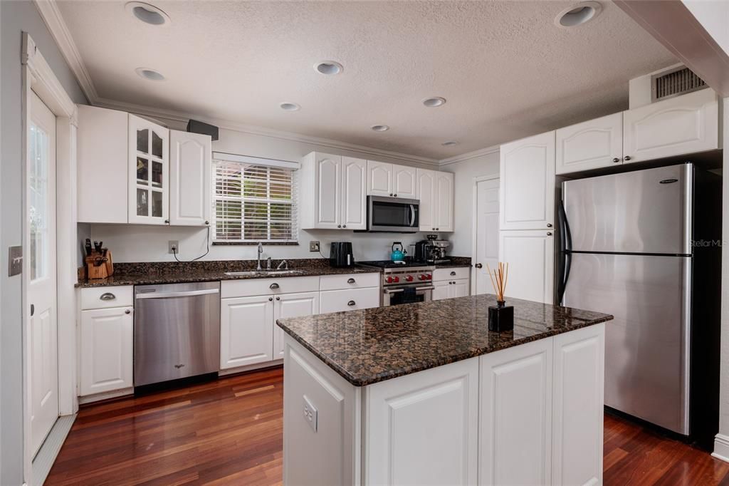 Под контрактом: $1,469,000 (4 спален, 2 ванн, 2304 Квадратных фут)