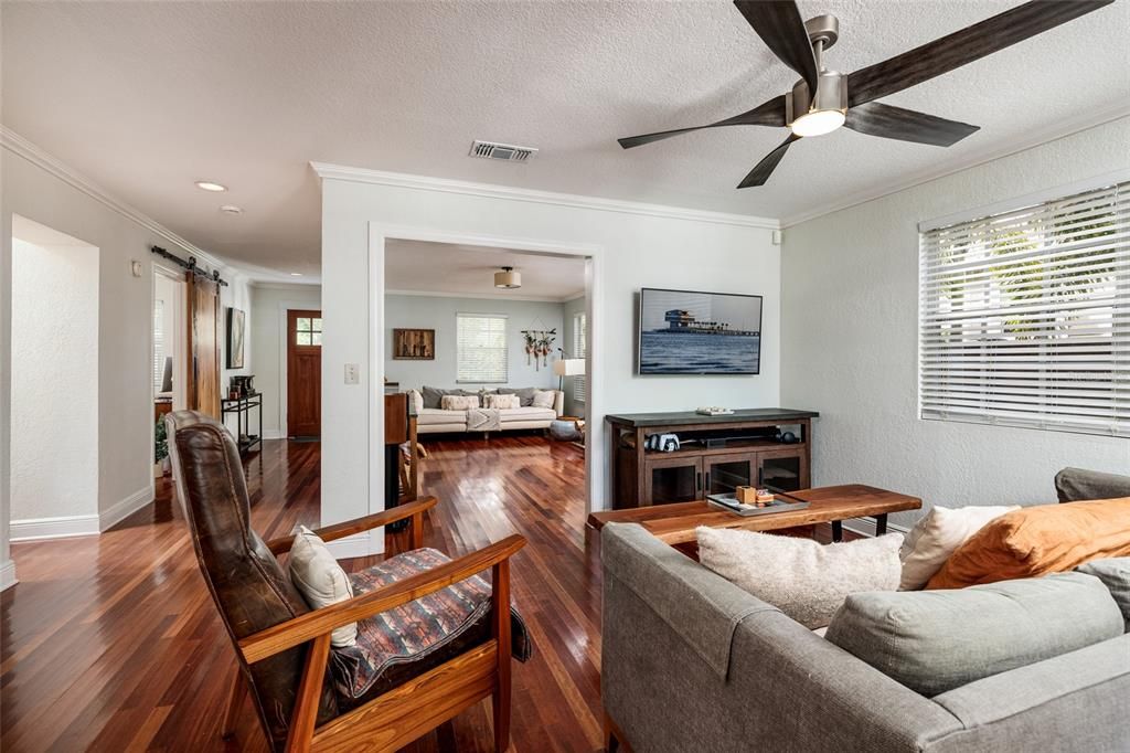 Под контрактом: $1,469,000 (4 спален, 2 ванн, 2304 Квадратных фут)