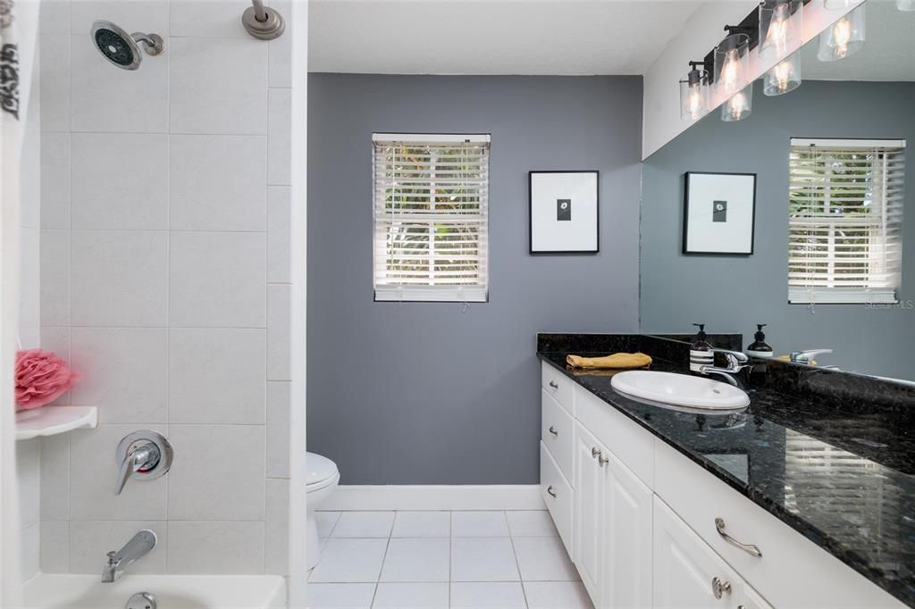 Под контрактом: $1,469,000 (4 спален, 2 ванн, 2304 Квадратных фут)